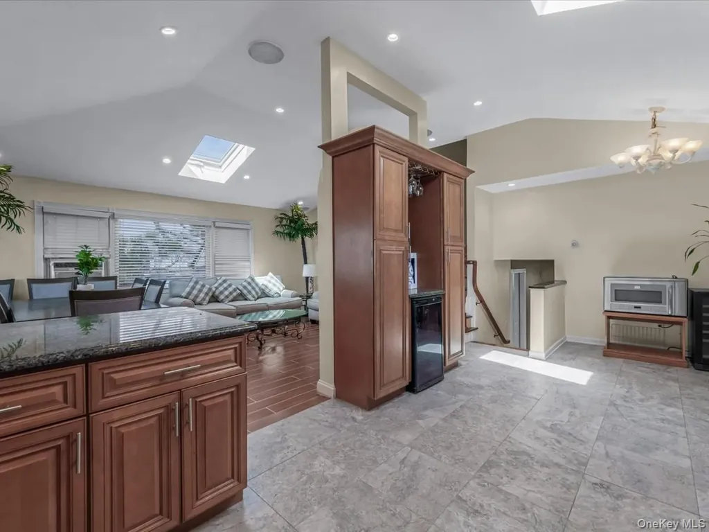 73 E Beach Promenade Lindenhurst NY 11757