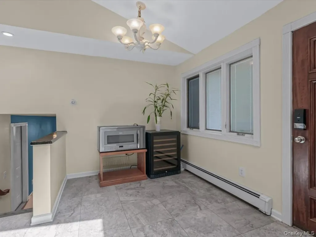 73 E Beach Promenade Lindenhurst NY 11757