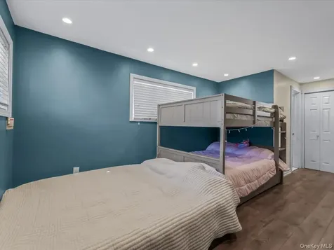 73 E Beach Promenade Lindenhurst NY 11757
