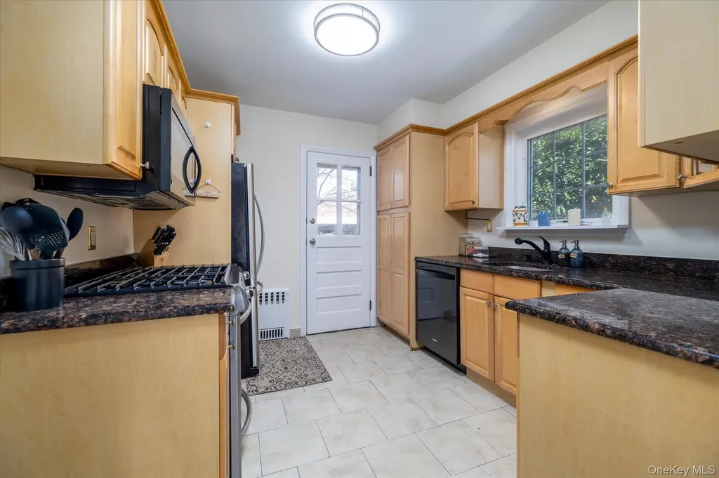 107 Acorn Way Malverne NY 11565