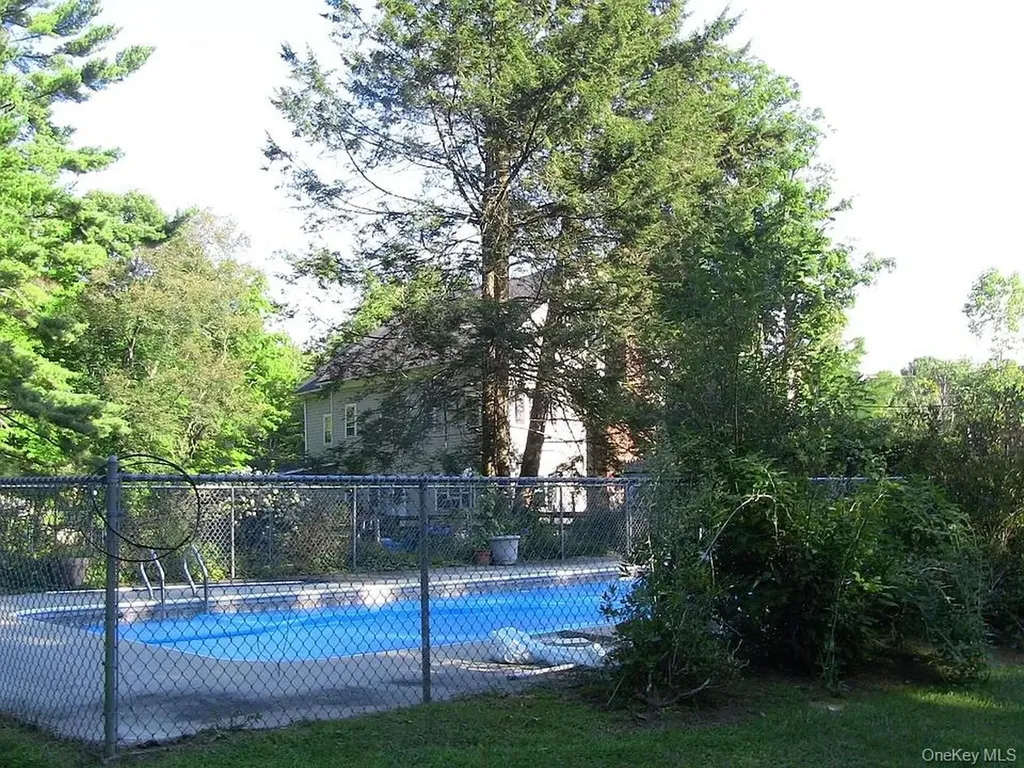 824 Peenpack Trail Sparrowbush NY 12780
