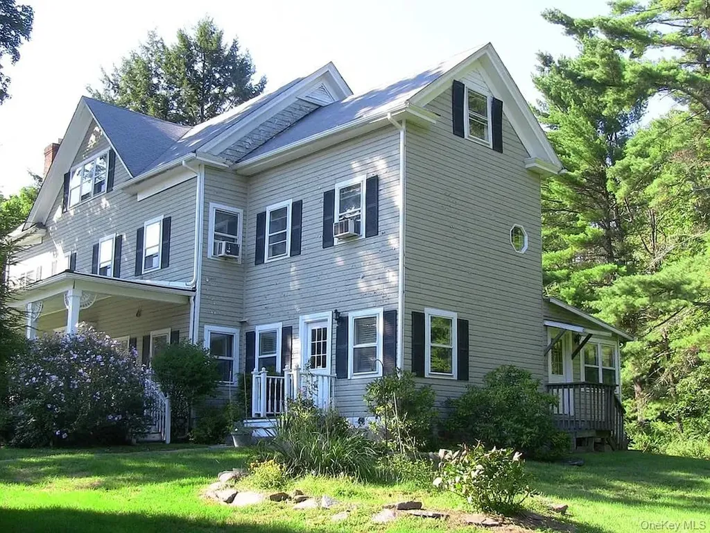 824 Peenpack Trail Sparrowbush NY 12780