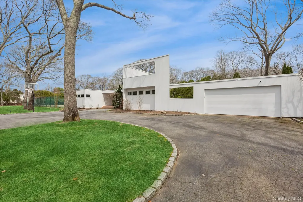 2 Acorn Path Quogue NY 11942
