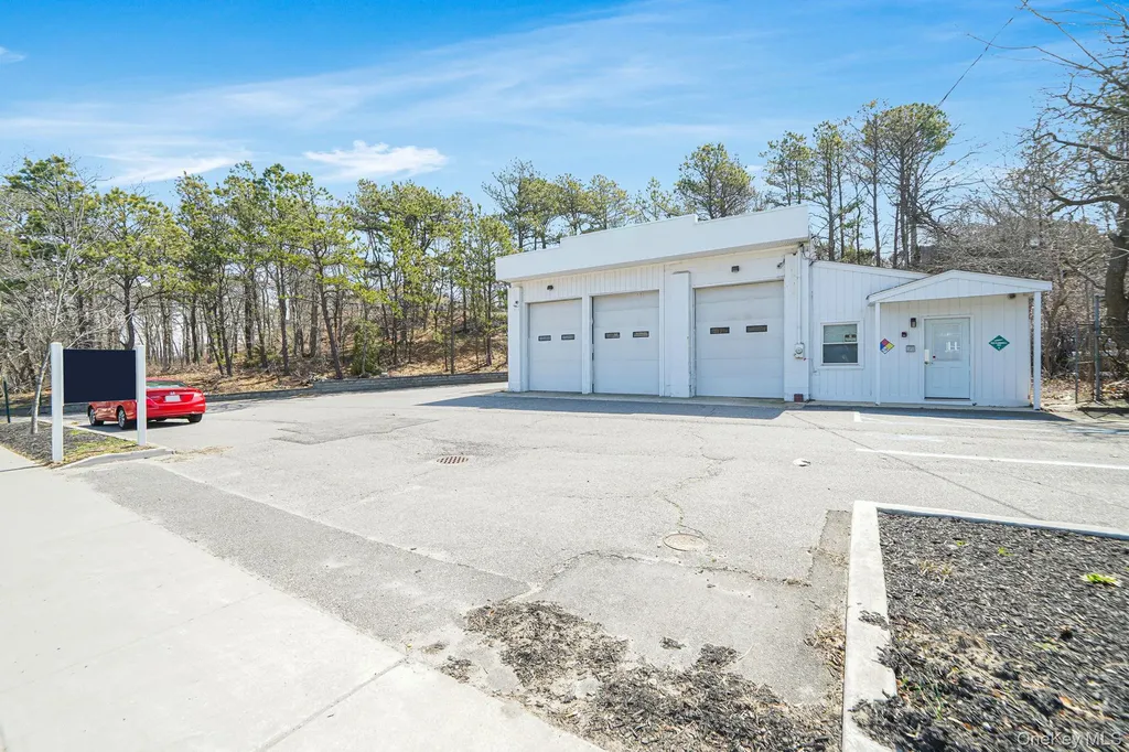 230 E Montauk Highway Hampton Bays NY 11946