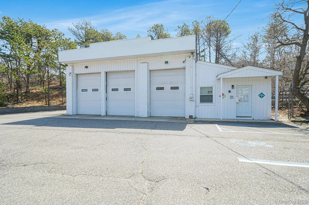 230 E Montauk Highway Hampton Bays NY 11946