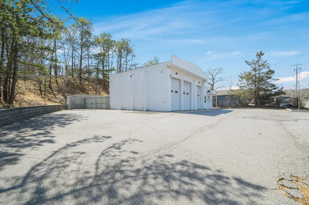230 E Montauk Highway Hampton Bays NY 11946