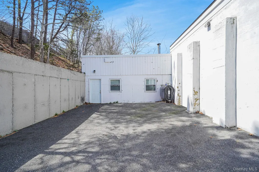 230 E Montauk Highway Hampton Bays NY 11946