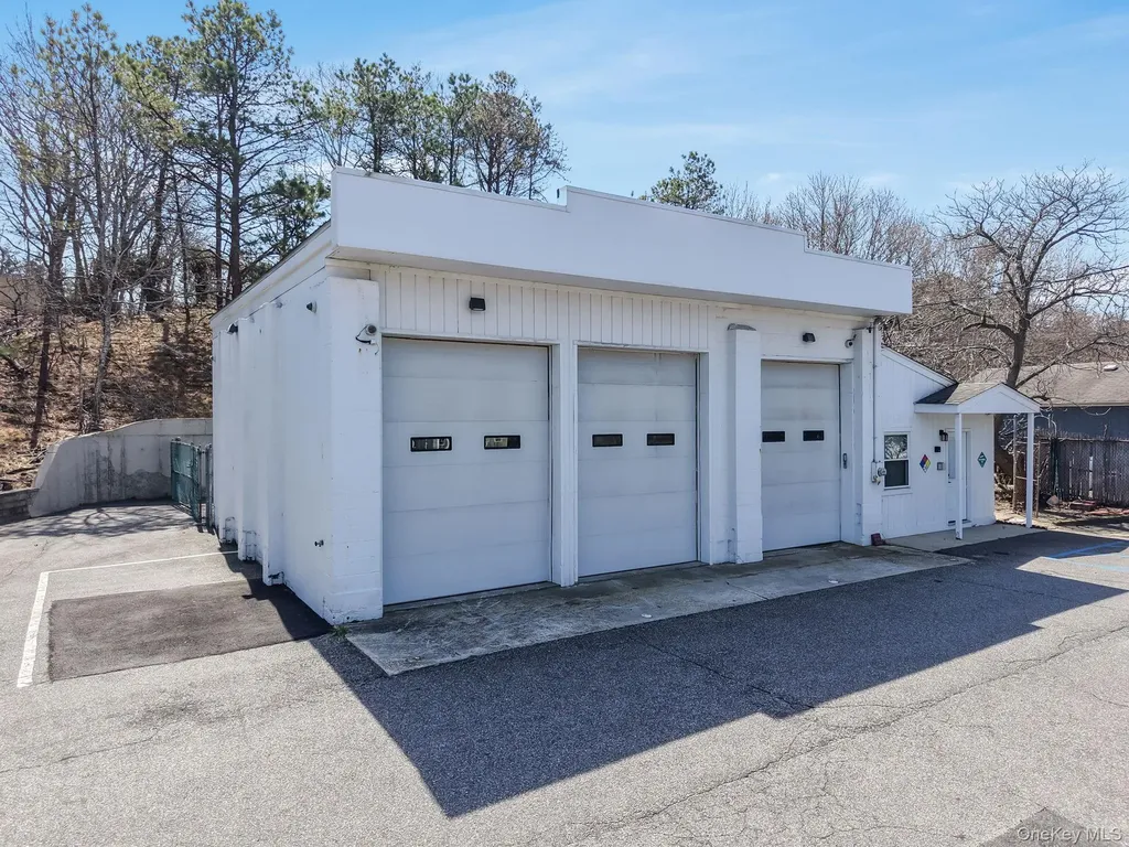 230 E Montauk Highway Hampton Bays NY 11946
