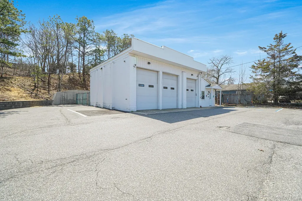 230 E Montauk Highway Hampton Bays NY 11946