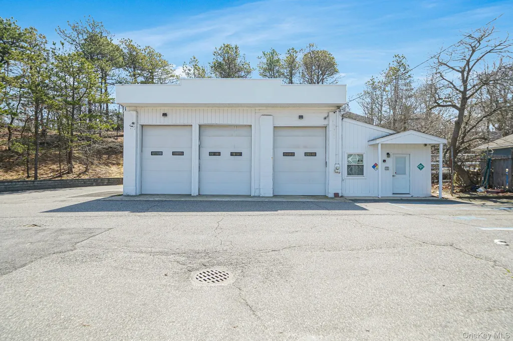 230 E Montauk Highway Hampton Bays NY 11946