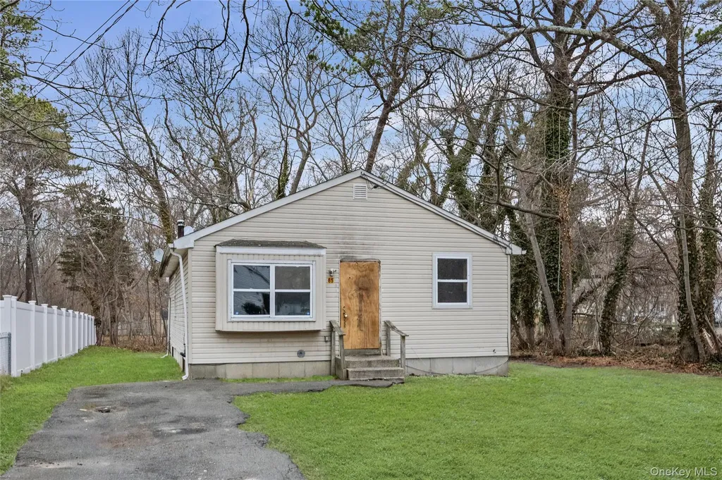 85 Norfleet Lane Coram NY 11727