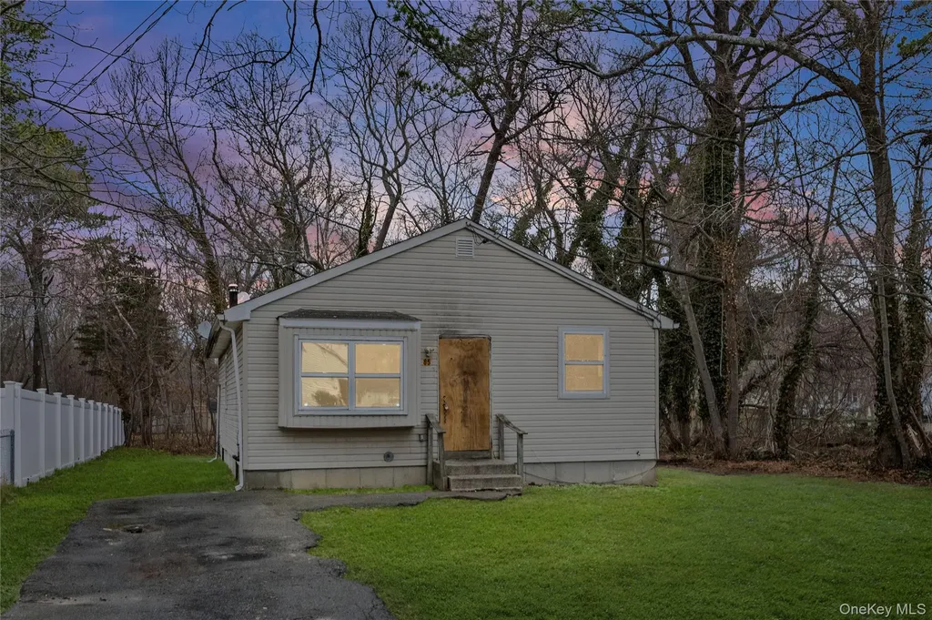 85 Norfleet Lane Coram NY 11727