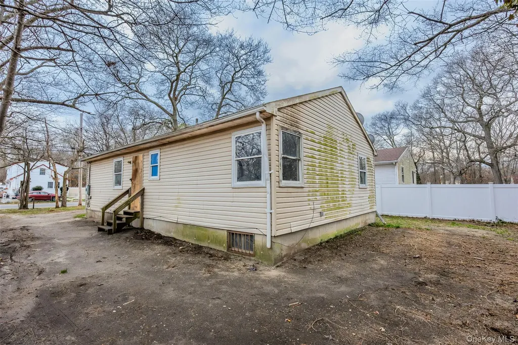 85 Norfleet Lane Coram NY 11727