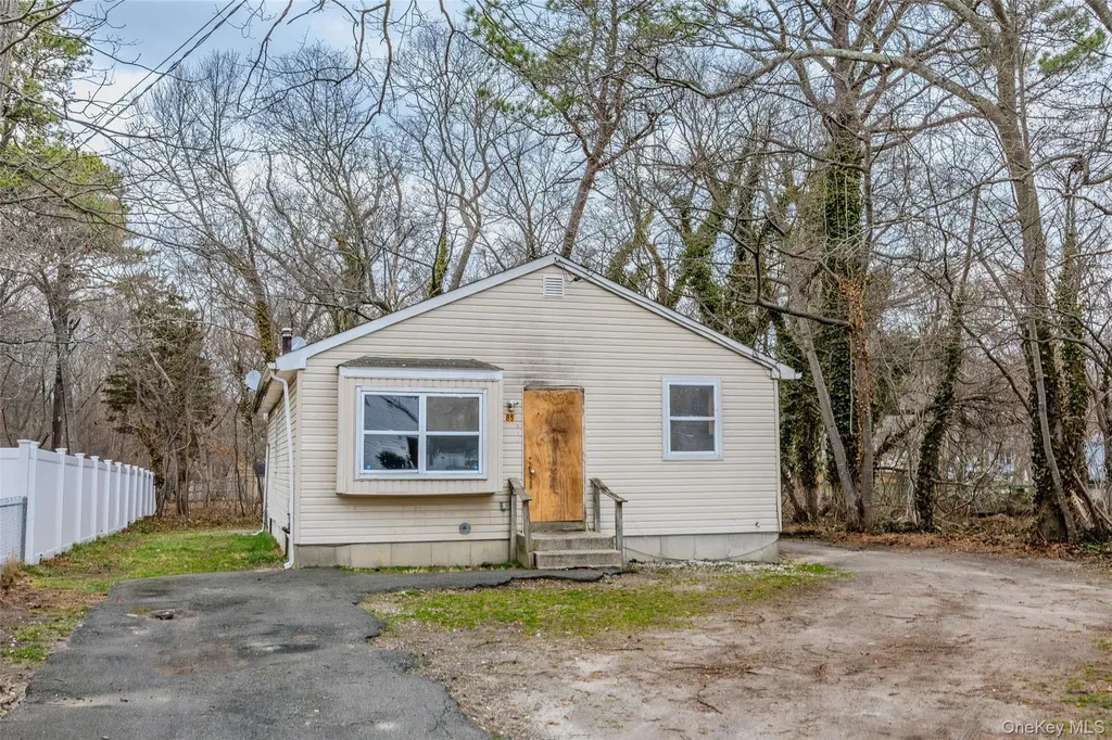 85 Norfleet Lane Coram NY 11727