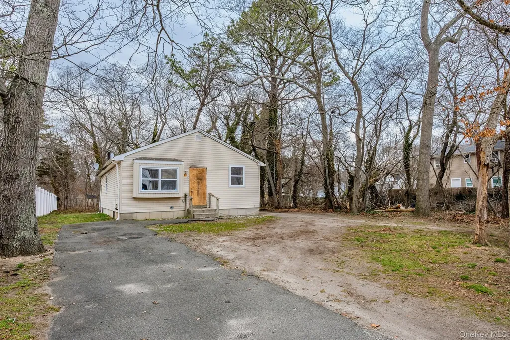 85 Norfleet Lane Coram NY 11727