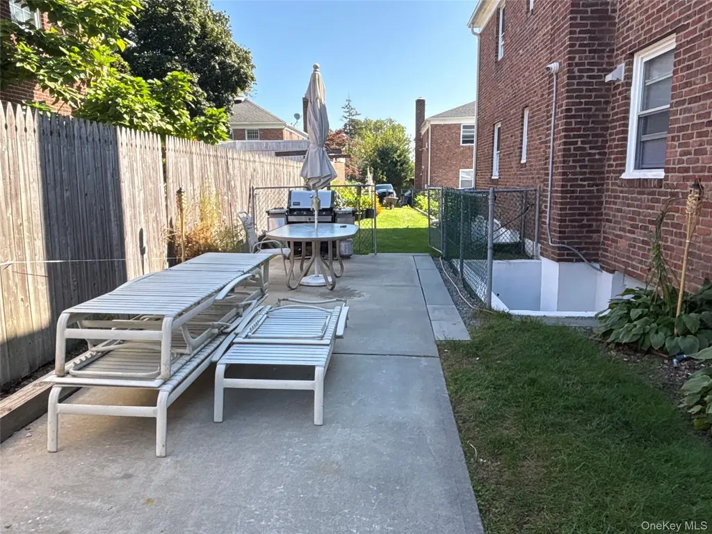 37 Spruce Street Great Neck NY 11021