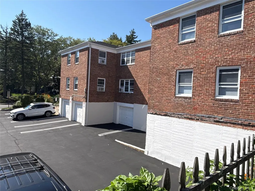 37 Spruce Street Great Neck NY 11021
