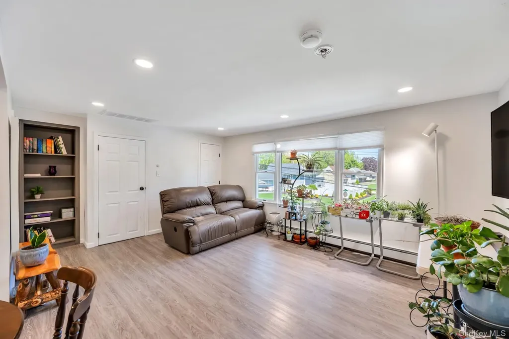 33 Wiltshire Drive Commack NY 11725