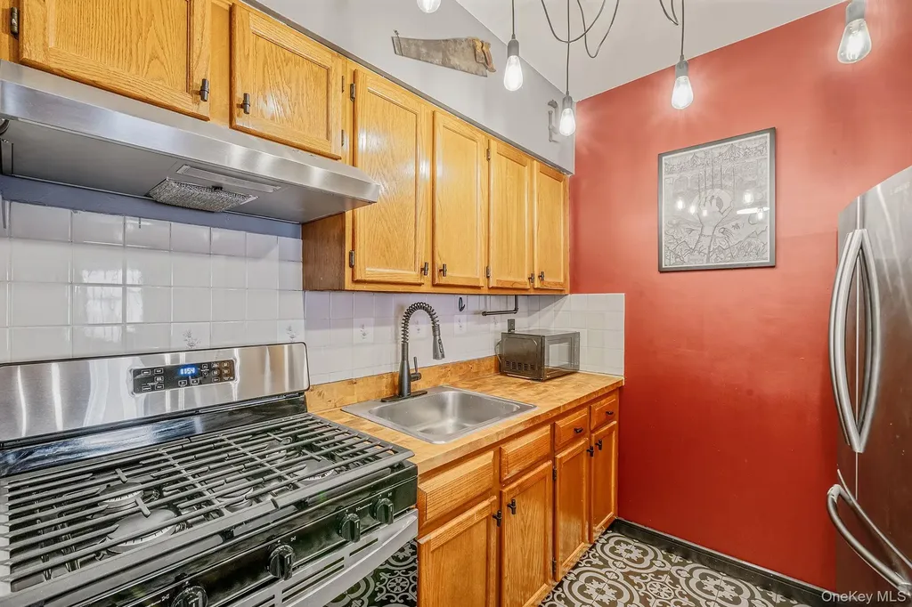 682 Lexington Avenue Brooklyn NY 11221