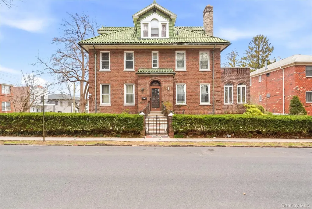 128 Parkway N Yonkers NY 10704