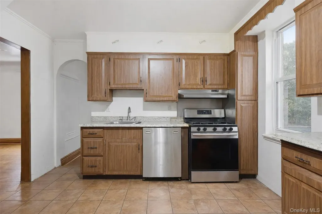 128 Parkway N Yonkers NY 10704