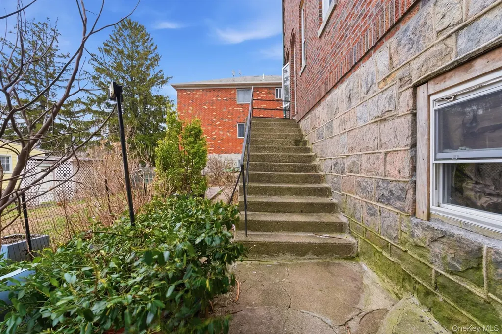 128 Parkway N Yonkers NY 10704