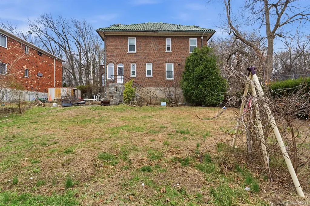 128 Parkway N Yonkers NY 10704