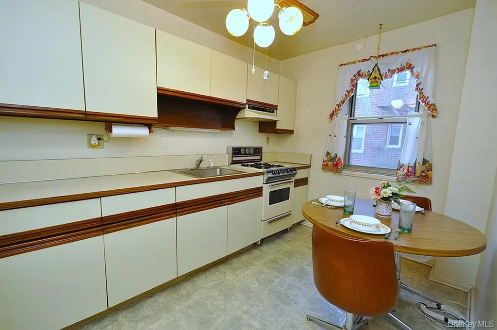 682 Tuckahoe Road Yonkers NY 10710