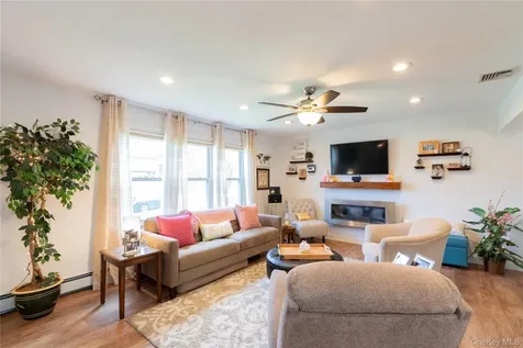 4 Tanglewood Lane Poughkeepsie NY 12603
