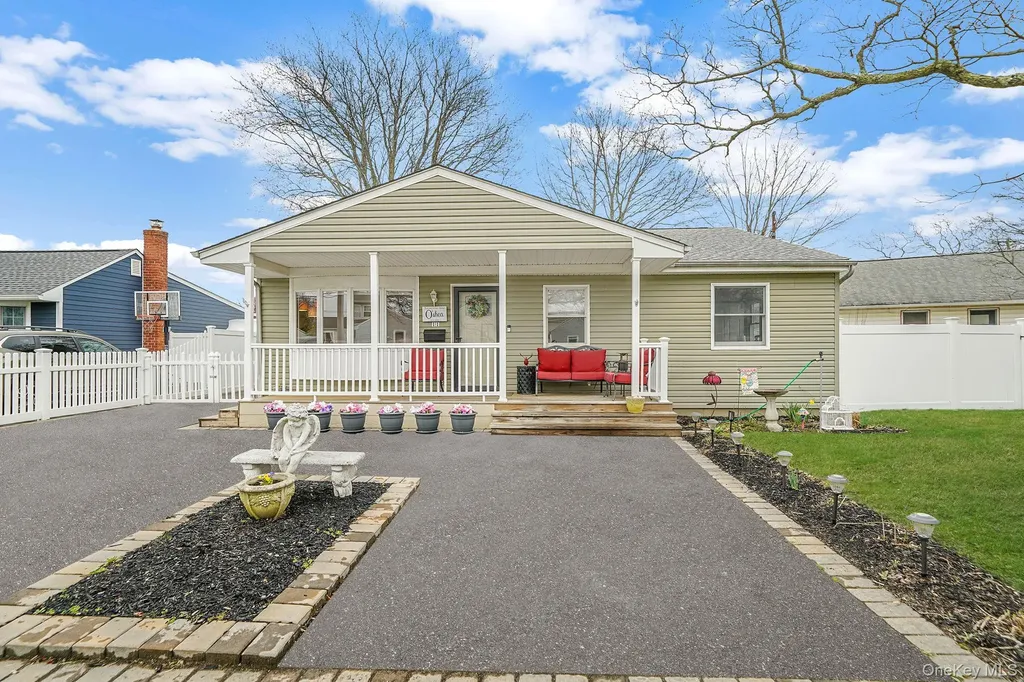 11 Nehring Avenue Babylon NY 11702