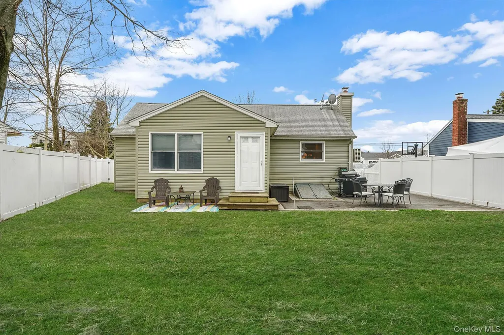 11 Nehring Avenue Babylon NY 11702