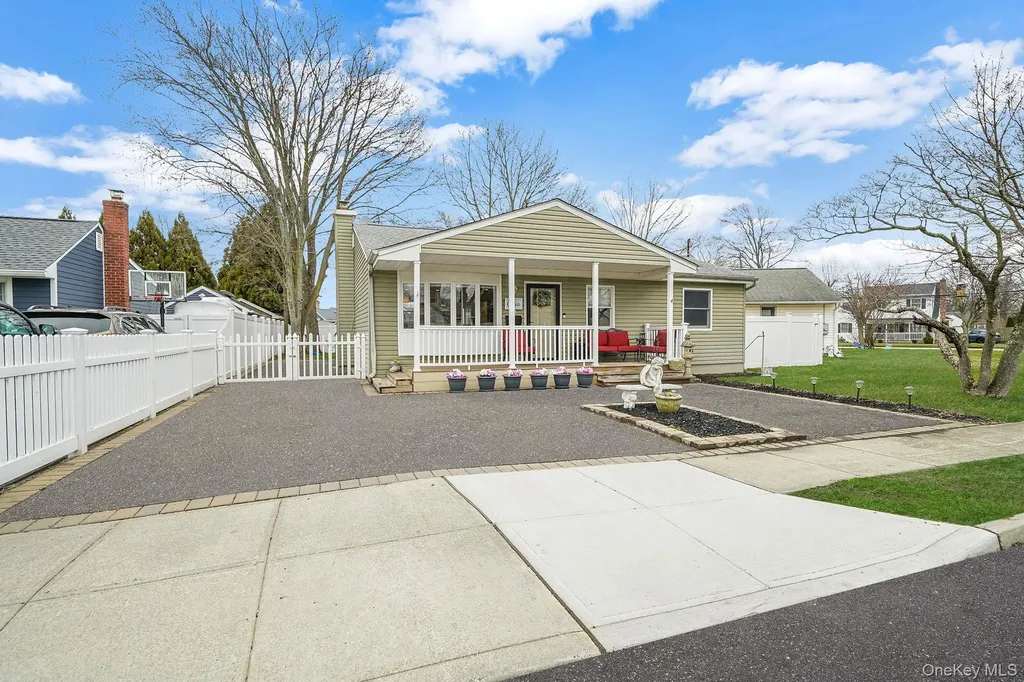 11 Nehring Avenue Babylon NY 11702