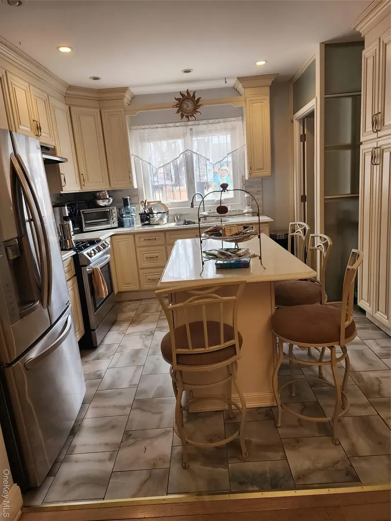 7711 64th Lane Glendale NY 11385