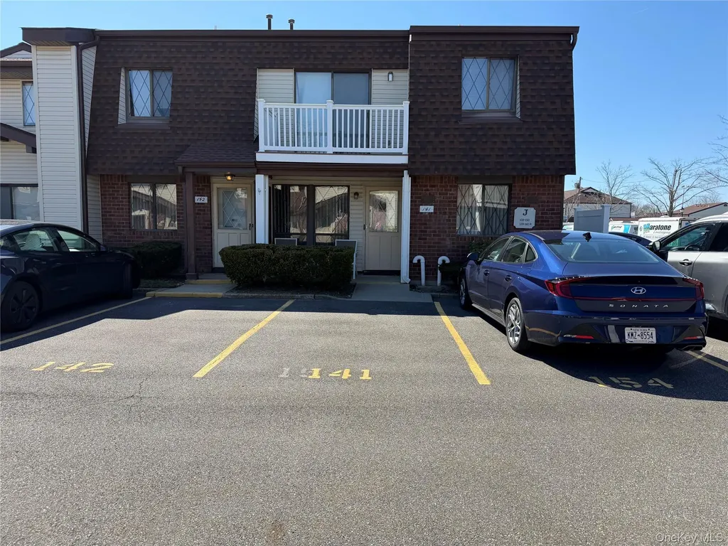 141 Cambridge Drive E Copiague NY 11726