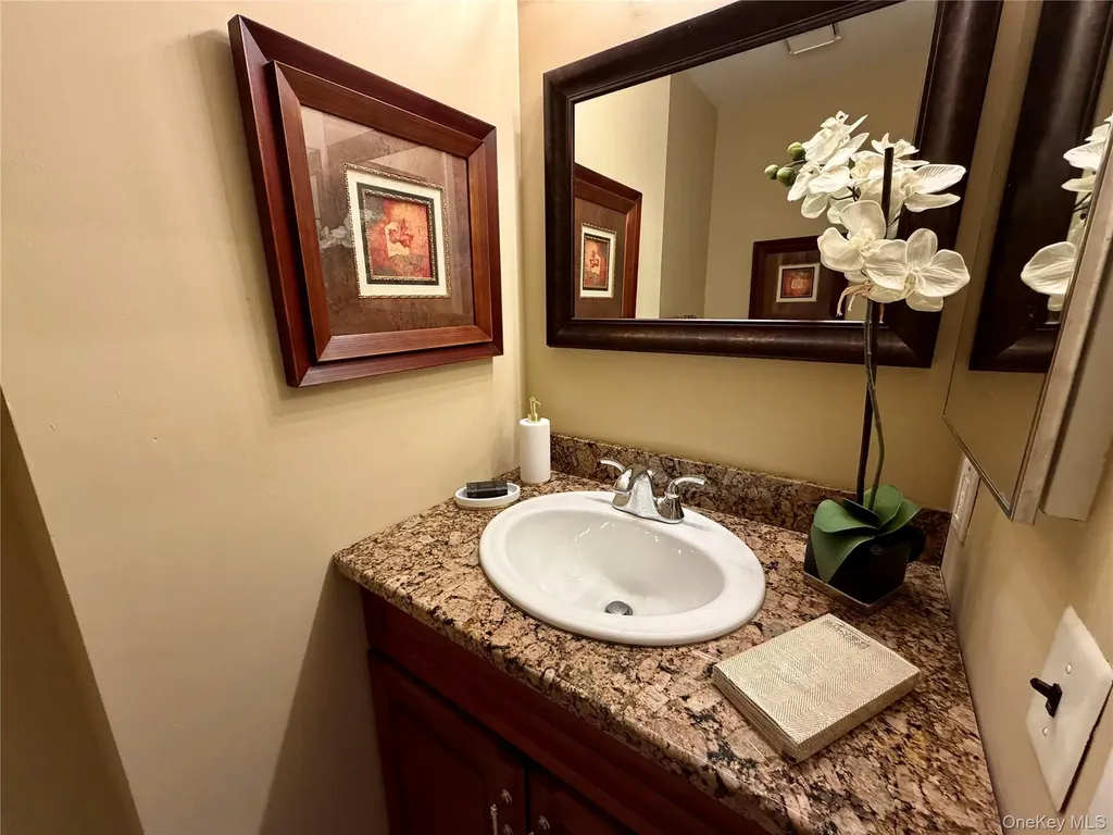 141 Cambridge Drive E Copiague NY 11726