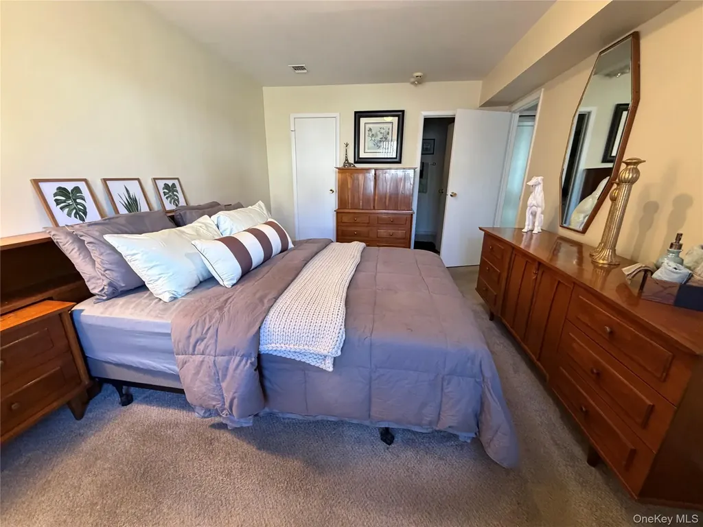 141 Cambridge Drive E Copiague NY 11726