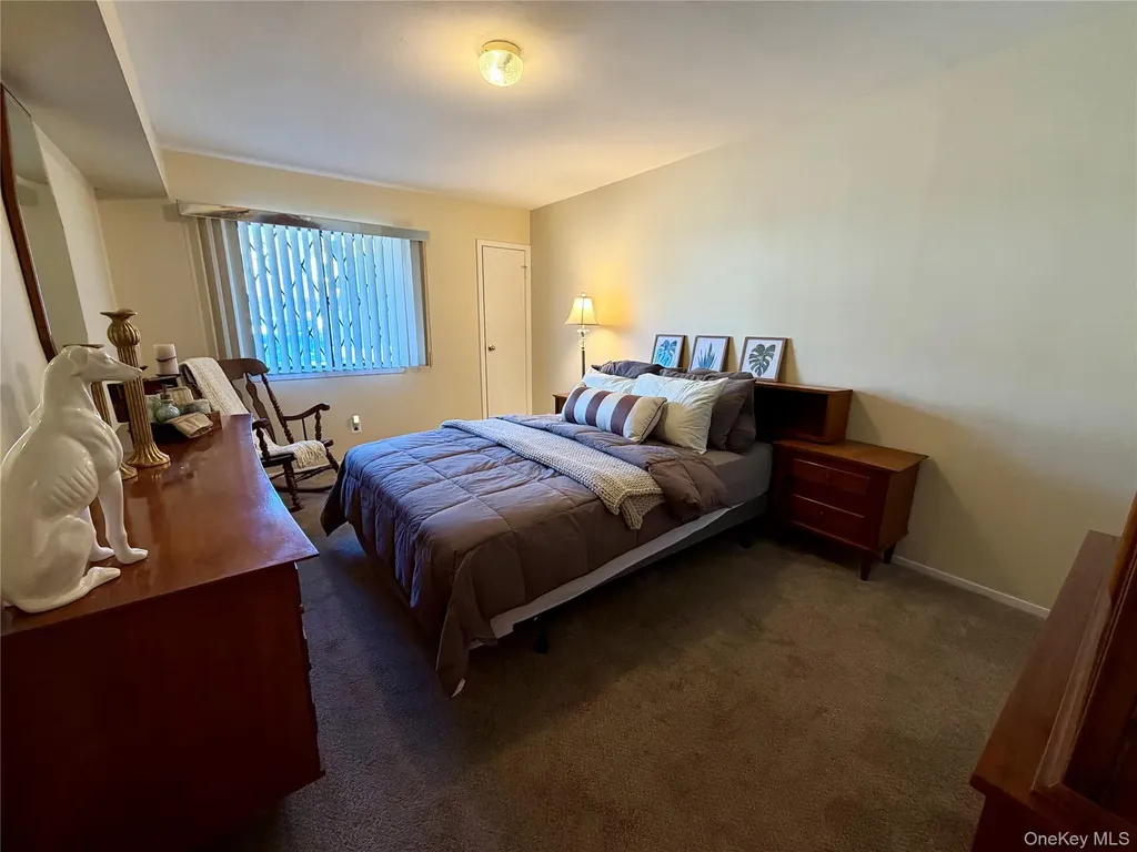 141 Cambridge Drive E Copiague NY 11726