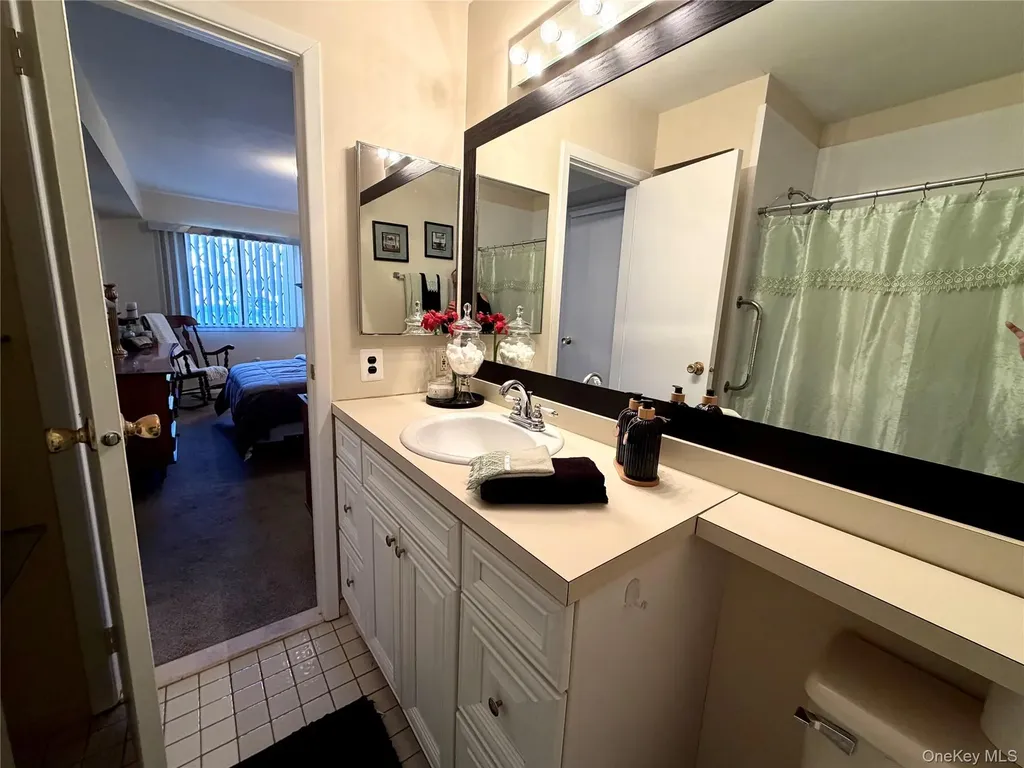 141 Cambridge Drive E Copiague NY 11726