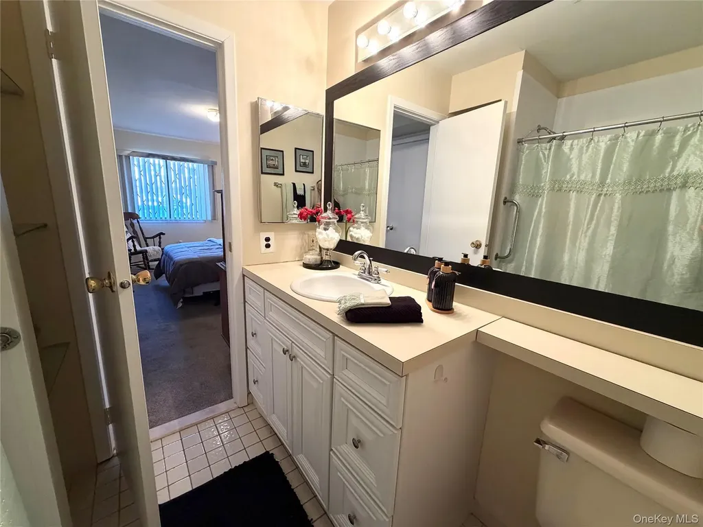 141 Cambridge Drive E Copiague NY 11726