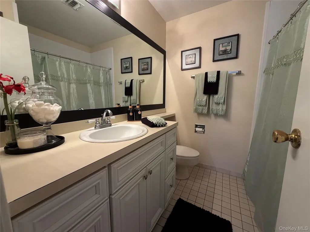 141 Cambridge Drive E Copiague NY 11726