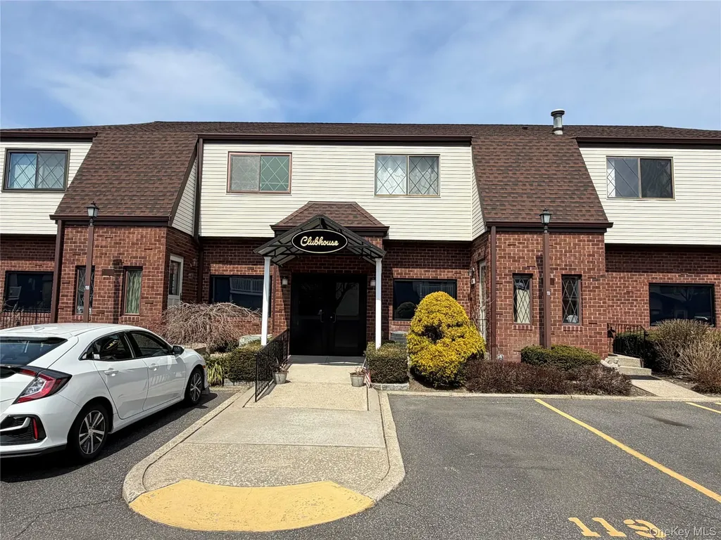 141 Cambridge Drive E Copiague NY 11726