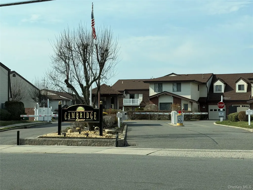 141 Cambridge Drive E Copiague NY 11726