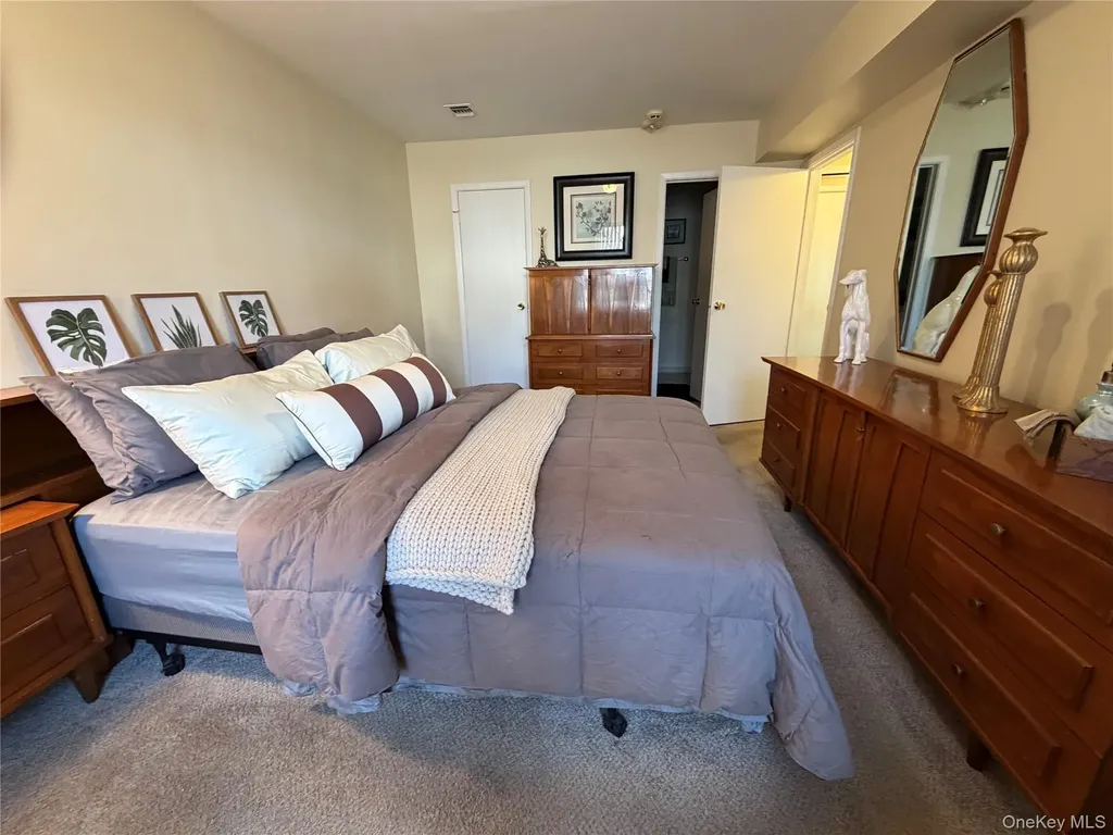 141 Cambridge Drive E Copiague NY 11726