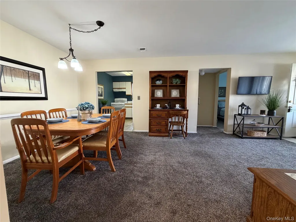 141 Cambridge Drive E Copiague NY 11726