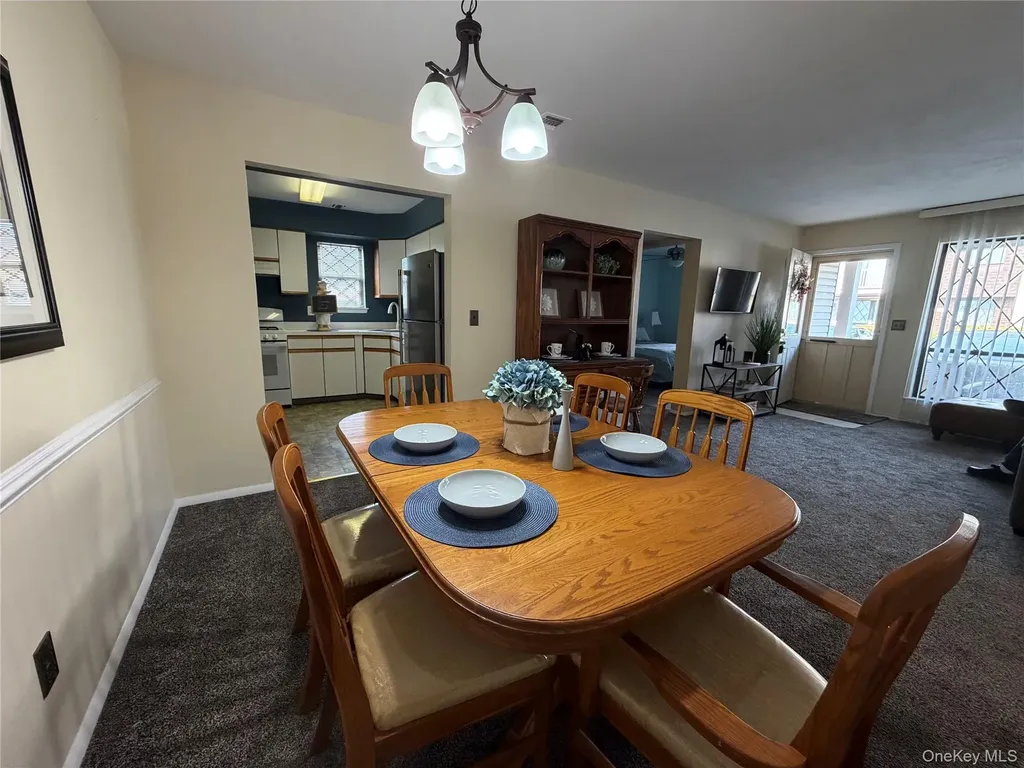 141 Cambridge Drive E Copiague NY 11726