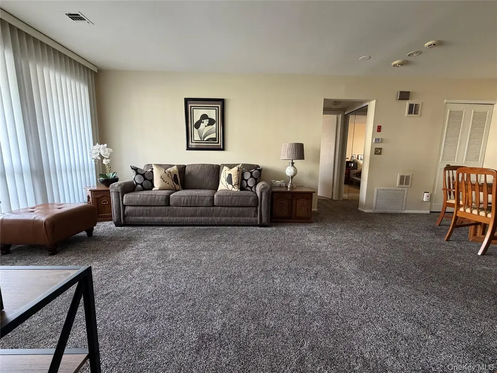 141 Cambridge Drive E Copiague NY 11726