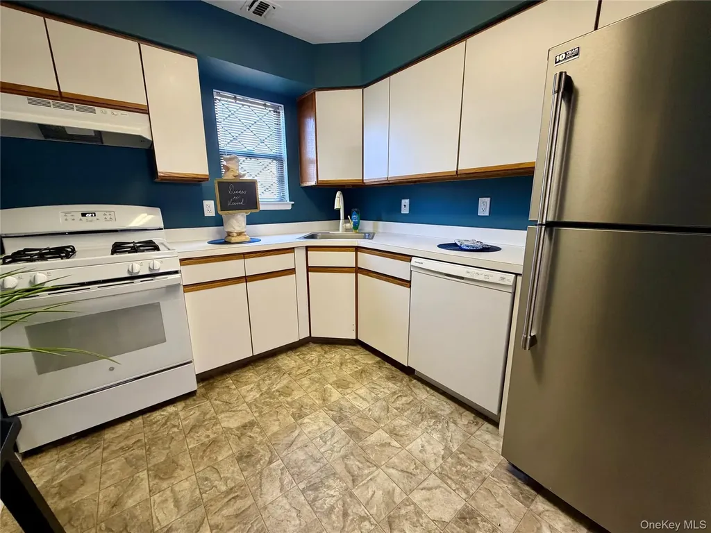 141 Cambridge Drive E Copiague NY 11726