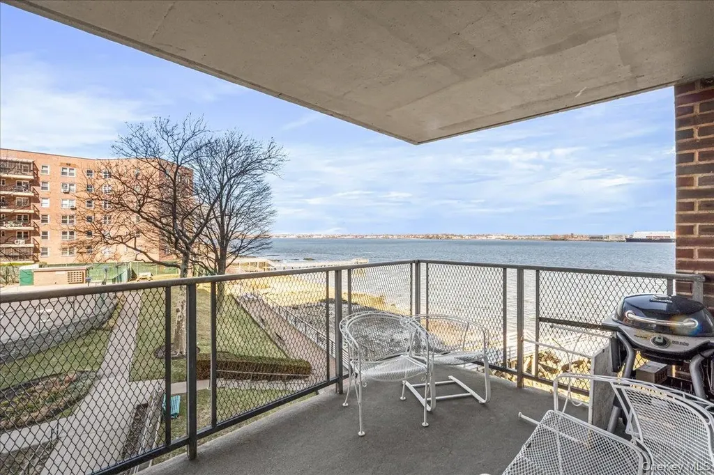 16625 Powells Cove Boulevard Beechhurst NY 11357