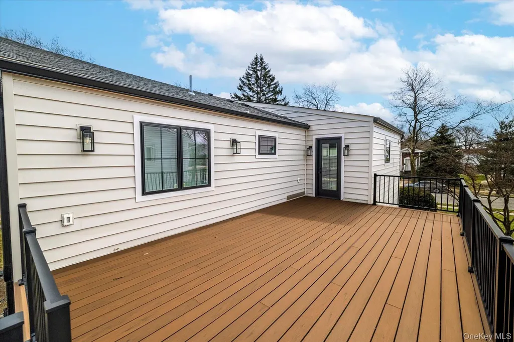 21 Dunhill Road New Hyde Park NY 11040