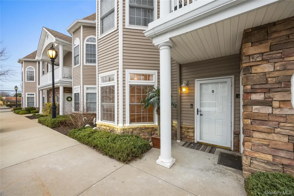 5 Jacqueline Way North Babylon NY 11703